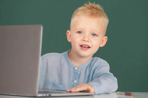 賢い少年学生は授業でオンラインで学ぶ Kleverの子供はズームでオンラインビデオ通話を勉強します 子供は学校でノートパソコンでオンラインで英語を学ぶ — ストック写真
