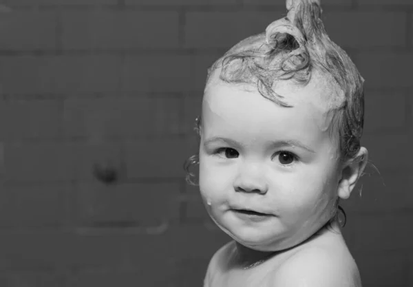 Küvette Küçük Bir Çocuk Küçük Bebek Saçını Banyoda Yıkıyor — Stok fotoğraf