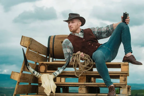 Cowboy Granjero Campo Vistiendo Sombrero Vaquero Occidental Tipo Bebiendo Whisky —  Fotos de Stock