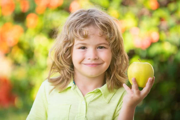 Kind Kind Eten Appel Fruit Outdoor Herfst Natuur Gezond Buiten — Stockfoto