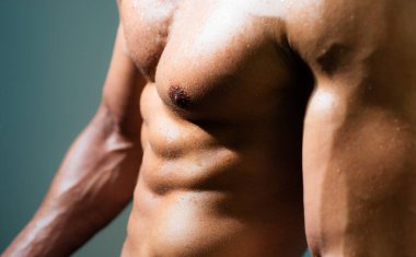 Atletik adam kaslarını kasıyor. Karın kasları, karın kasları, karın kasları.