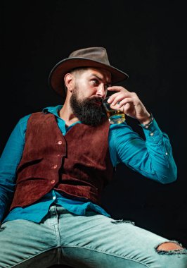 Bugün sosyal medya. Alkolizm. Alkol içeceği. Kötü alışkanlık, alkol bağımlılığı. Bir bardak viskiyle kendine güvenen iyi giyimli bir adam. Sarhoş adam.