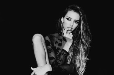 Kozmetik reklam makyaj. Muhteşem kadın portresi. Temiz taze tenli genç bir kadın. Güzel kadın modelportresi. Mükemmel temiz cilt