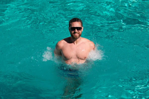 Όμορφος Άντρας Γυαλιά Ηλίου Που Κολυμπάει Στην Πισίνα Θερινό Θέρετρο — Φωτογραφία Αρχείου