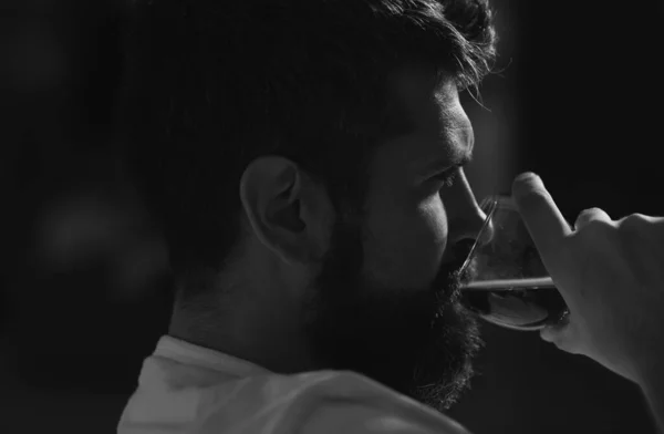 Pijany Człowiek Trzyma Whisky Uzależniony Alkoholu Potrzebuje Terapii Alkoholizm Uzależnienie — Zdjęcie stockowe