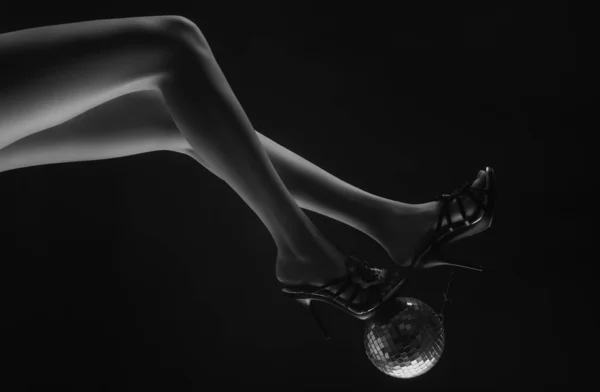 Kutlama Konsepti Altın Küreli Topuklar Disko Parti Bacakları Parti Zamanı — Stok fotoğraf