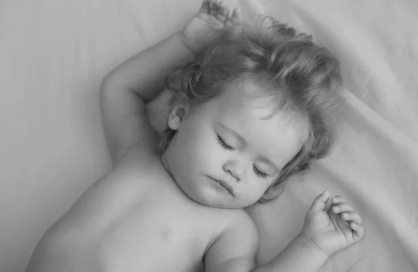赤ん坊はベッドで寝ている 子供の眠い顔 子供の睡眠 — ストック写真