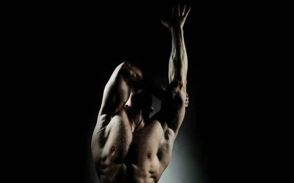 性感的男人 肌肉发达 身体赤裸 肉眼赤裸的男人 迷人的男人 健美男子 健美模特 — 图库照片