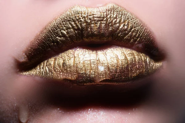 Goldene Lippen Frau Hautnah Mit Goldenem Lippenstift Auf Der Lippe — Stockfoto