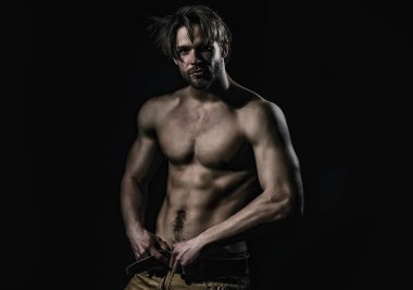 Seksi sporcu kaslı adam soyulmuş. Çıplak gövde adamı, erkek karın kası ve vücut. Çıplak Adam. Çıplak erkek gövdesi. Seksi vücut.