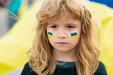 Çocukların yanaklarında Ukrayna bayrağı. İnsan protestosu