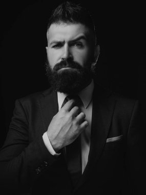 Papyon eğilim. Erkek takım elbise moda. İş emin. Toplantı uymak. İşadamı koyu gri elbiseli. Klasik takım elbise, gömlek ve kravat adam