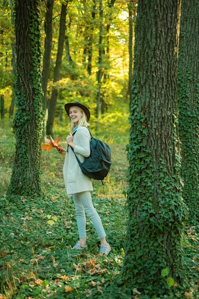 Autumn Woman Pretty Woman Walking Park Enjoying Beautiful Autumn Nature — Stock Photo, Image