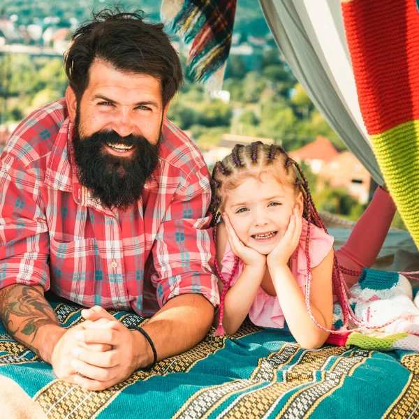 父亲和女儿在帐篷里玩耍夏天户外 家庭时间 父亲节 假期的概念 — 图库照片