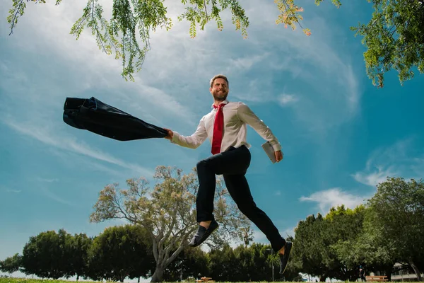 Homem Negócios Saltar Parque Conceito Negócio Rápido — Fotografia de Stock