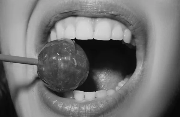 性感的红唇与糖果印刷 在艺术设计中 嘴里含着红甜棒棒糖 光滑的女人的嘴唇舔舔吸棒棒糖 性感性感的嘴与糖果的概念享受美丽的女性唇 — 图库照片