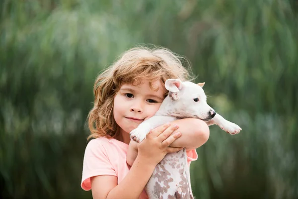 親友だよ 幸せな子供と犬抱擁彼女に優しさ笑顔 — ストック写真