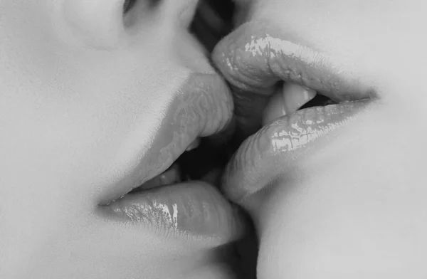 Língua Lésbica Beijo Casal Feminino Beijos Lésbicas Lábios Femininos Sensuais — Fotografia de Stock