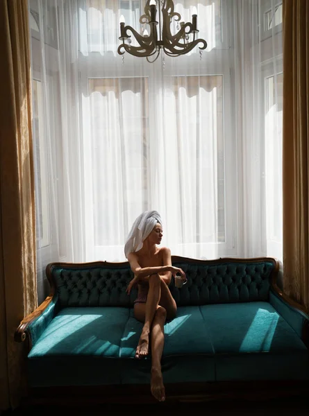 目が覚めた後 寝室のバスローブやタオルで美しい女性 アパートやホテルの部屋でベッドの上でセクシーな屈託のないモデル 朝の休息 — ストック写真