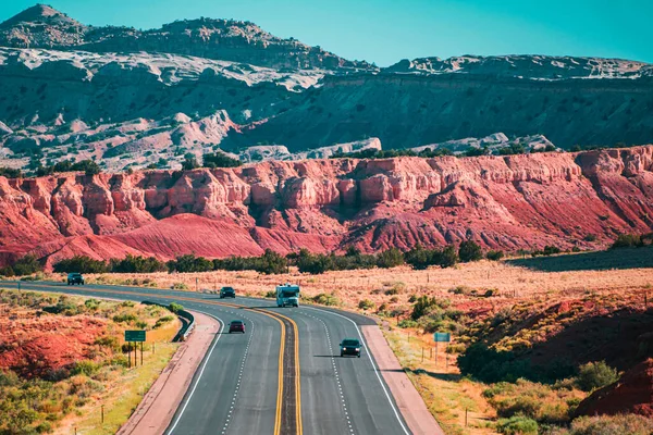 蓝天下的柏油公路和山景 弯曲的亚利桑那州沙漠路 — 图库照片