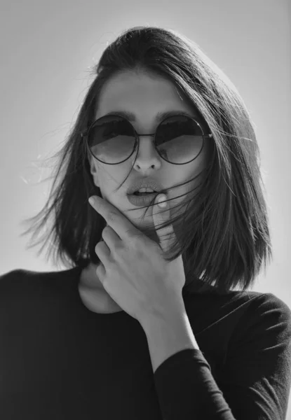 Vrouwelijke Mode Model Poseren Met Een Zonnebril Close Portret Van — Stockfoto