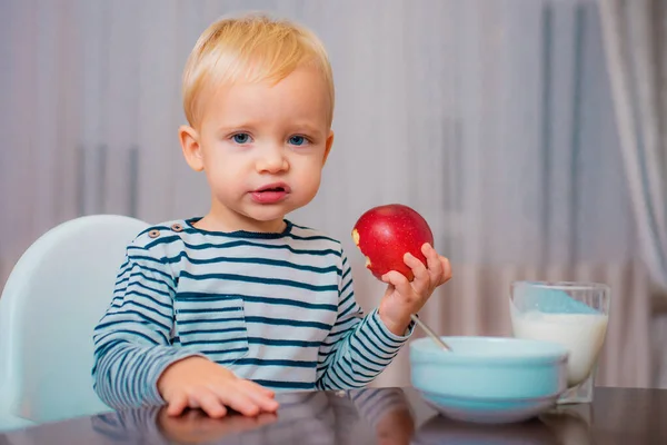 Ragazzo Carino Bambino Che Colazione Alimentazione Infantile Mangia Sano Bambino — Foto Stock