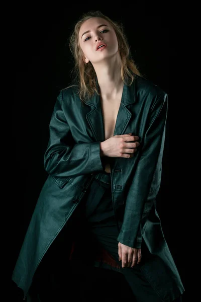 Чувственная Девушка Черной Кожаной Куртке Одежда Стиль Мода — стоковое фото