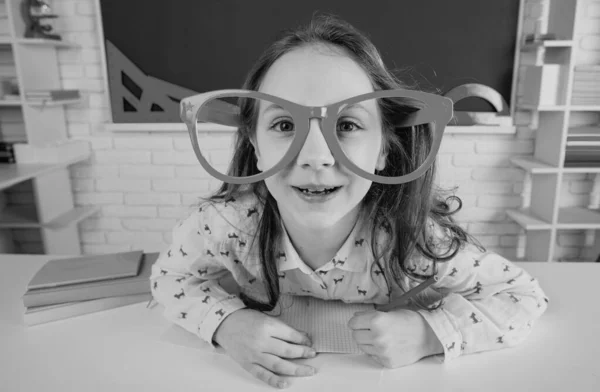 Engraçado Menina Escola Infantil Feliz Com Óculos Divertidos Sala Aula — Fotografia de Stock