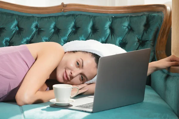 Dziewczyna Kawą Laptopem Odpoczynku Układania Przytulnej Kanapie Luksusowej Sypialni Łatwy — Zdjęcie stockowe