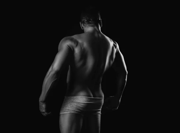 赤身裸体的运动员背对着黑色的背景 年轻男子的肌肉后背和性感的躯干 — 图库照片