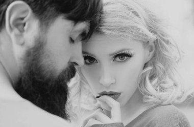 Romantik çift. Aşk, romantizm ve insanların konsepti. Erkek arkadaş ve kız arkadaş. Yakın plan.