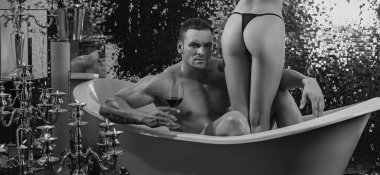 Şehvetli bir aşk yaşayan seksi bir çift. Seksi çiftin ön sevişme ve aşk oyunları. Keyif alıyorum.