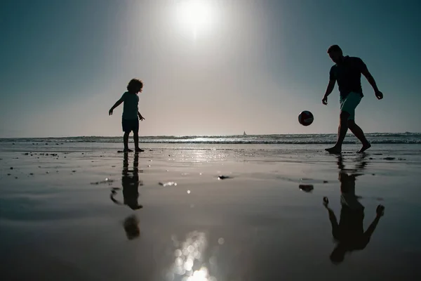 Батько Син Грають Футбол Або Футбол Пляжі Силует Заході Сонця — стокове фото