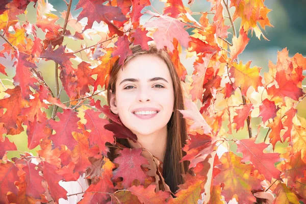 Menina Feliz Bonita Desfrutando Outono Jovem Mulher Sorridente Clima Outono — Fotografia de Stock