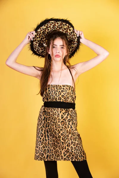 Женская Мода Девушка Леопардовой Одежде Модная Девушка Платьем Печати Животных — стоковое фото