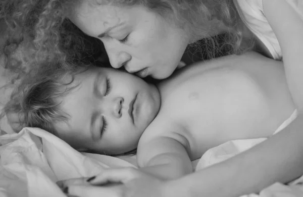 Mãe Bebê Dormindo Cama Mãe Beija Criança Sonolenta Conceito Infância — Fotografia de Stock
