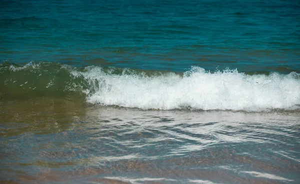 概要海の自然背景 コピースペースと日光の水の波 熱帯のビーチ 水場だ アクア海水面 — ストック写真