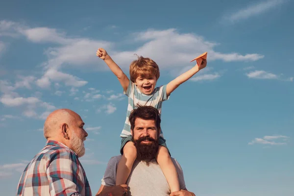 Glücklicher Vatertag Vater Sohn Und Großvater Entspannen Zusammen Familiengeneration Zukunftstraum — Stockfoto