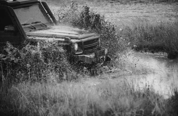 도로에 오프로드 자동차 도로에 오프로드 오프로드 레이싱에서 진흙과 — 스톡 사진