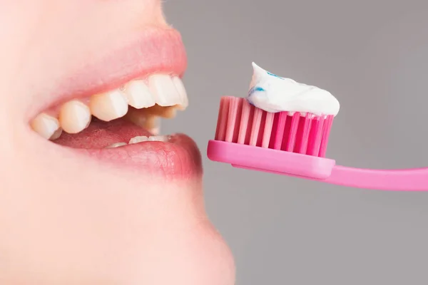 Dental Care Close Woman Brushing Her Teeth Closeup Happy Young — Stock Photo, Image