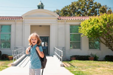 Okula dönelim. Sırt çantalı şirin çocuk koşuyor ve okula gidiyor.