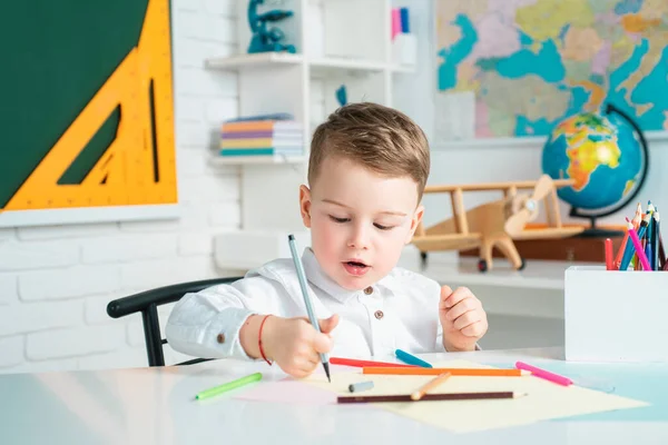Junge Schreibt Klassenzimmer Kind Der Grundschule — Stockfoto