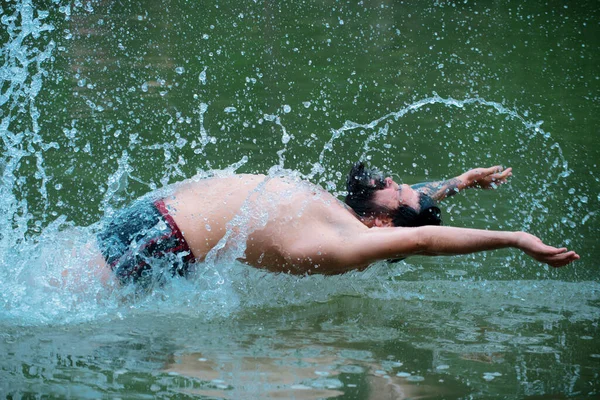Yaz Adamı Suda Yüzüyor Yaz Tatili Hafta Sonu — Stok fotoğraf