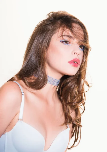 Bruneta Dívka Perfektní Make Krásná Modelka Šperky Bílém Pozadí Izolovaný — Stock fotografie