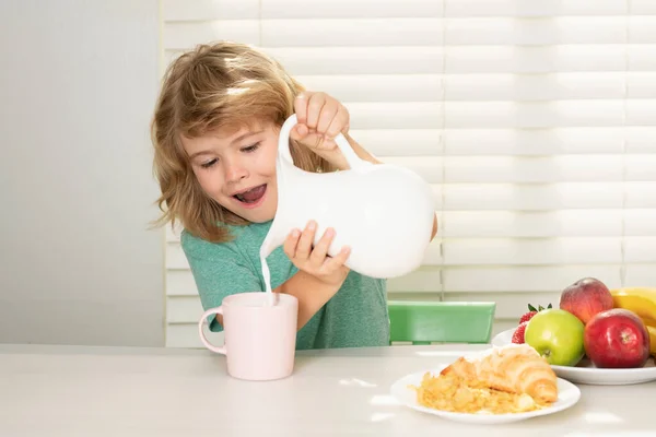 Çocuk Robot Yemek Yiyor Çocuklar Için Sağlıklı Beslenme Çocuk Kahvaltıda — Stok fotoğraf