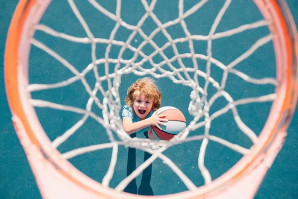 Вид Сверху Взволнованного Ребенка Играющего Баскетбол Счастливым Лицом — стоковое фото