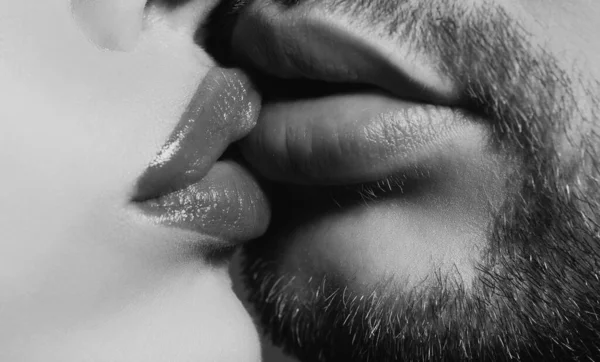 로맨틱하고 아름다운 연인들이 키스하는 입속의 동성애적 프렌치 육감적 키스가 가까워 — 스톡 사진