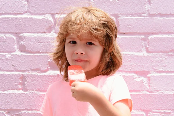 Παιδί Τρώει Παγόβουνο Ευτυχισμένο Αγοράκι Παγωτό Ροζ Παστέλ Φόντο — Φωτογραφία Αρχείου