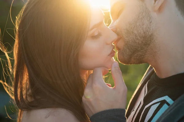 Fidanzato Fidanzata Kisisng Sensuale Coppia Innamorata Vicino Bacio Sensuale Bacio — Foto Stock