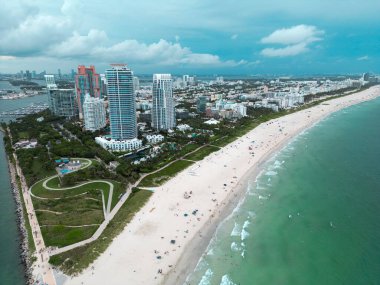 Miami Beach City gökyüzü manzarası. Miami City, Florida silueti. Miami Beach 'teki South Point Parkı, hava manzaralı. Miami Sahili Sahili